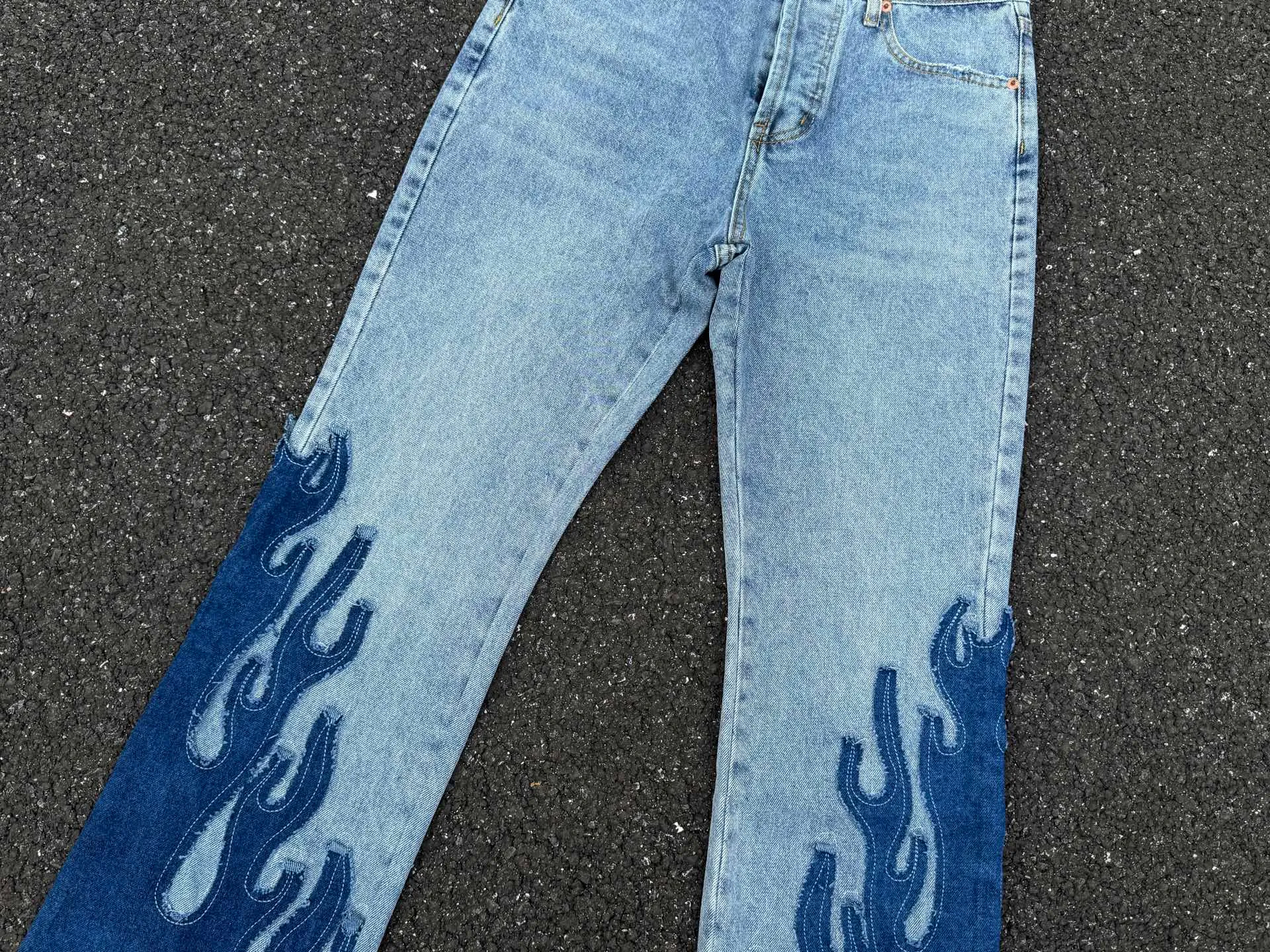 P260💰G88 GALLERY DEPT. Denim splicing flame🔥flare pants washed distressed splicing jeans GALLERY is attracted by these bell-bottom pants. Whether it is a reset of Carhartt or Levis, it has created a strong brand style. Since these pants are modified from rare vintage, the production capacity is limited. Therefore, after many icons wore them, these pants were once hard to find. Later, perhaps due to the improvement of GD's business in the past two years and the expansion of production lines, the brand itself lowered the price, so I can't wait any longer for these pants this year and will definitely buy them. During the process of the denim washing plant, the owner of the washing plant helped introduce a boss who had worked for Levi's foundry and started his own business. This also paved the way for the following styles. Therefore, Levi's remodeled single product for the base plate is really familiar. Whether it is the fabrics supplied or the lathes used in production, there is nothing to choose from. -Color: blue -Size: S-XXL (corresponding to 28-36)
